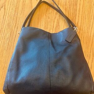 The perfect everyday Black shoulder bag!
